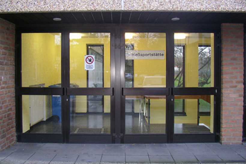 Glastüren des Eingangs zum IG-Schießstand